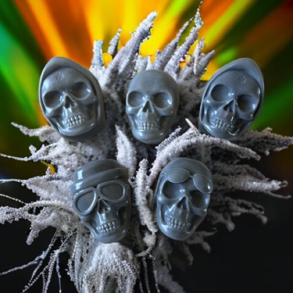 Handmade Eucalyptus & Vanilla Charcoal Soap - Skull - 1 bar - Picture 4 of 5